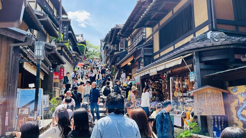 Matkailijoille kerrotaan sopivista käytöstavoista esimerkiksi julisteissa ja lentolehtisissä.