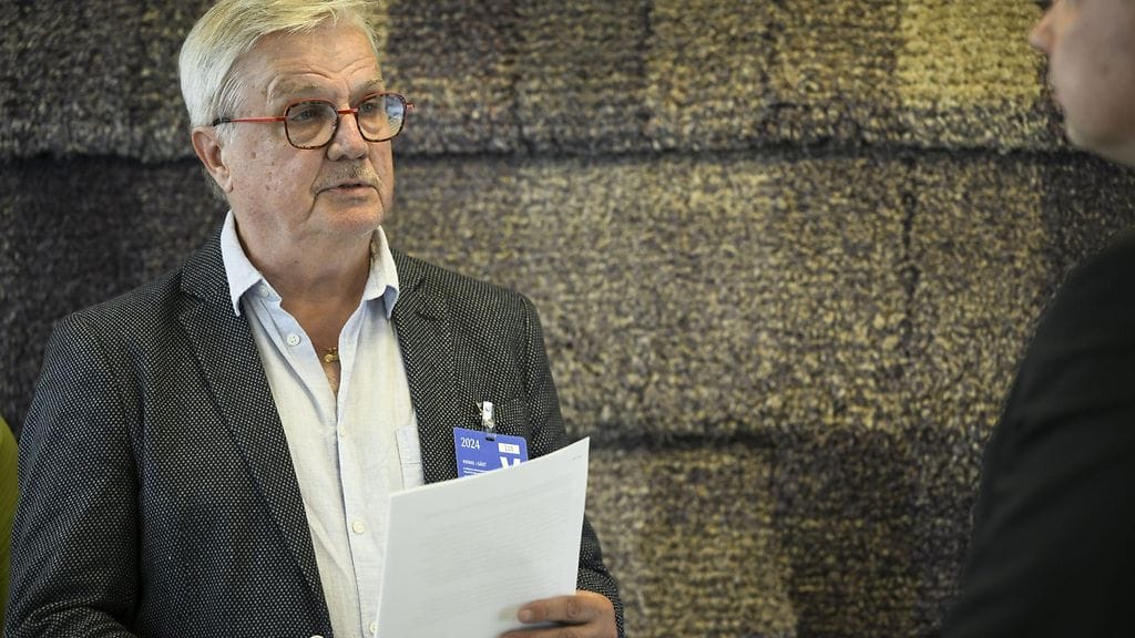 Oikeus Arvokkaaseen Kuolemaan OAK ry puheenjohtaja, lääkäri Juha Hänninen (vas.) luovuttamassa Eutanasialaki säädettävä Suomeen -kansalaisaloitetta istuntoyksikön päällikkölle Antti Linnalle eduskunnassa Helsingissä 29. toukokuuta 2024.