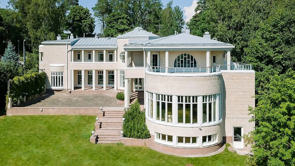 Palatsimainen julkisivu kätkee sisäänsä 726 neliötä. Kuva: RE/MAX