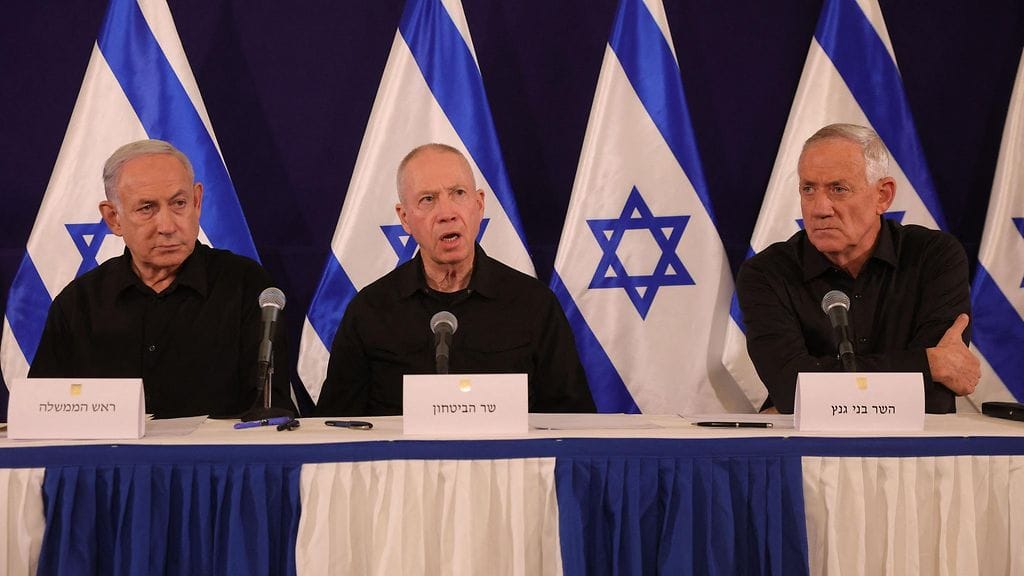 Israelin sotakabinetin jäsenet Benjamin Netanjahu (vas.), Yoav Gallant ja Benny Gantz lokakuussa 2023.