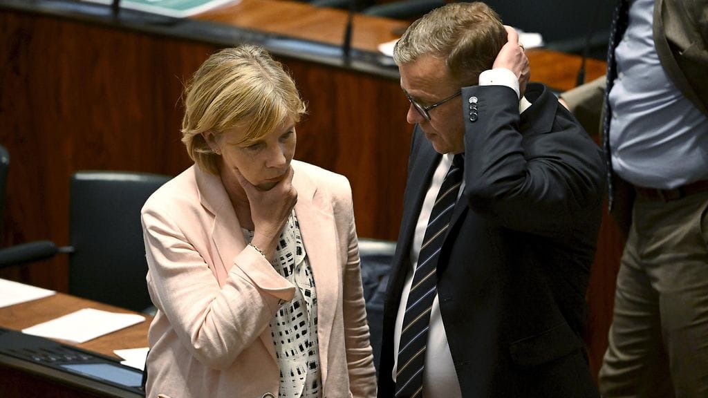 Opetusministeri Anna-Maja Henriksson ja pääministeri Petteri Orpo eduskunnan täysistunnossa 28.5.