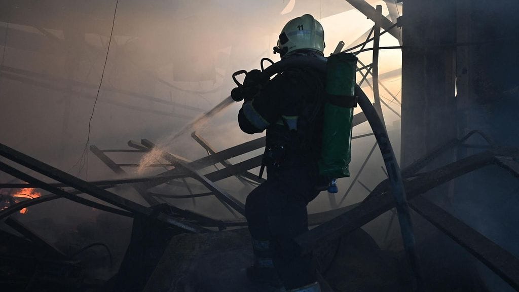 Arkistokuva. Ukrainalainen palomies sammuttaa tulipaloa Venäjän iskun jälkeen Harkovassa 25. toukokuuta 2024.