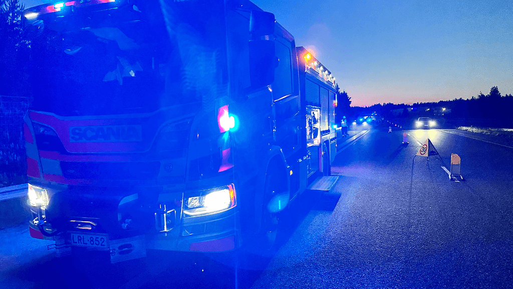 Hirivkolari sattui myöhään illalla Lahdenväylällä Järvenpään kohdalla.