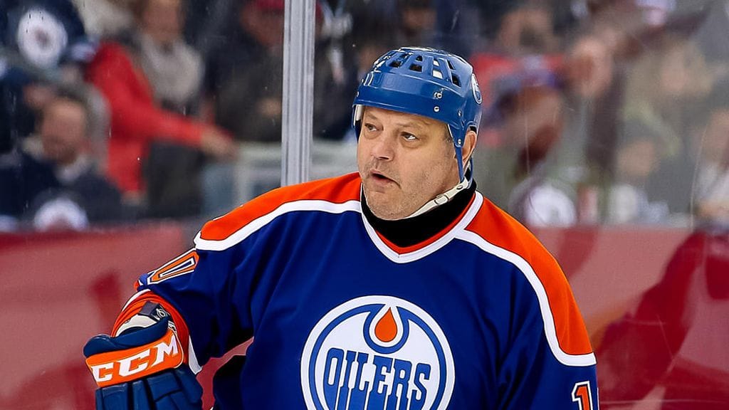 Esa Tikkanen myy neljä mestaruussormustaan.