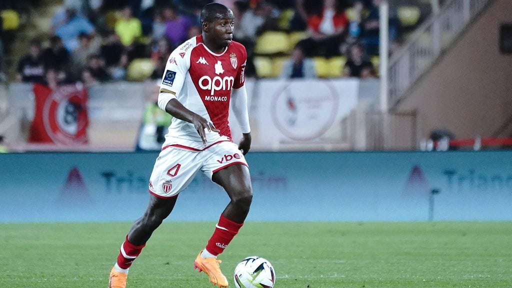 Mohamed Camaran pelipaidan rinnassa valkoisella teipillä peitetty logo aiheutti neljän ottelun pelikiellon malilaiselle.