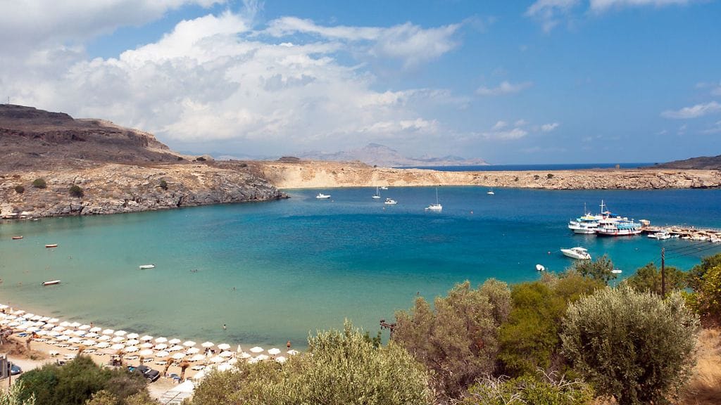 Studio55.fin haastattelemista matkanjärjestäjistä kaikilla oli vielä jäljellä äkkilähtöjä Rodokselle. Kuvassa Lindos Rodoksen itärannikolla.