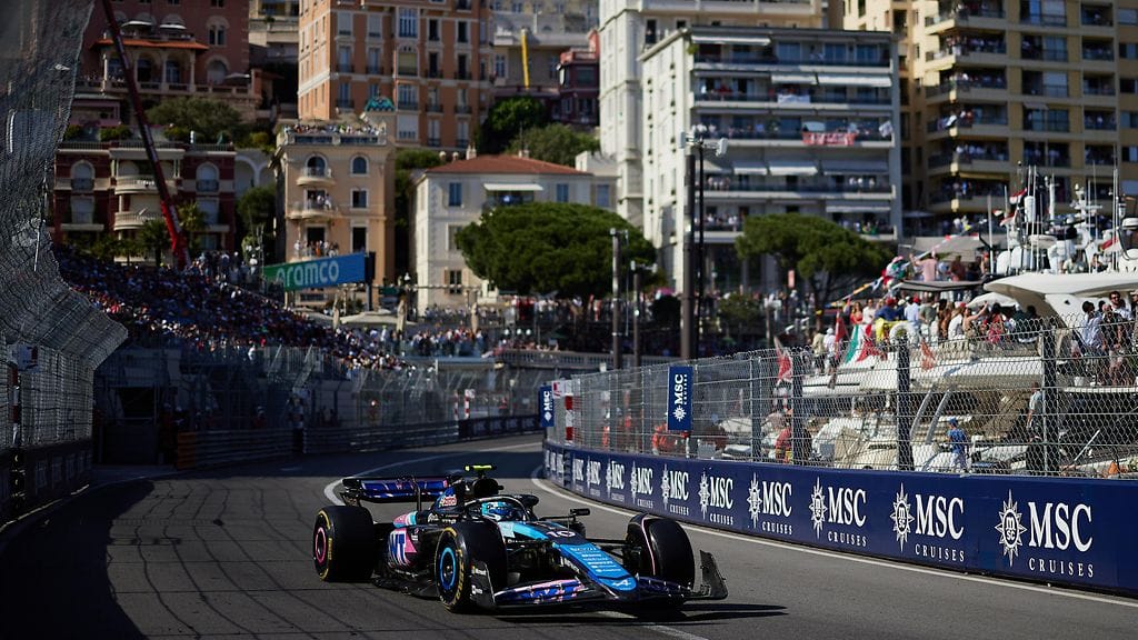 Alpinen autoa ajaa kuvassa Pierre Gasly.