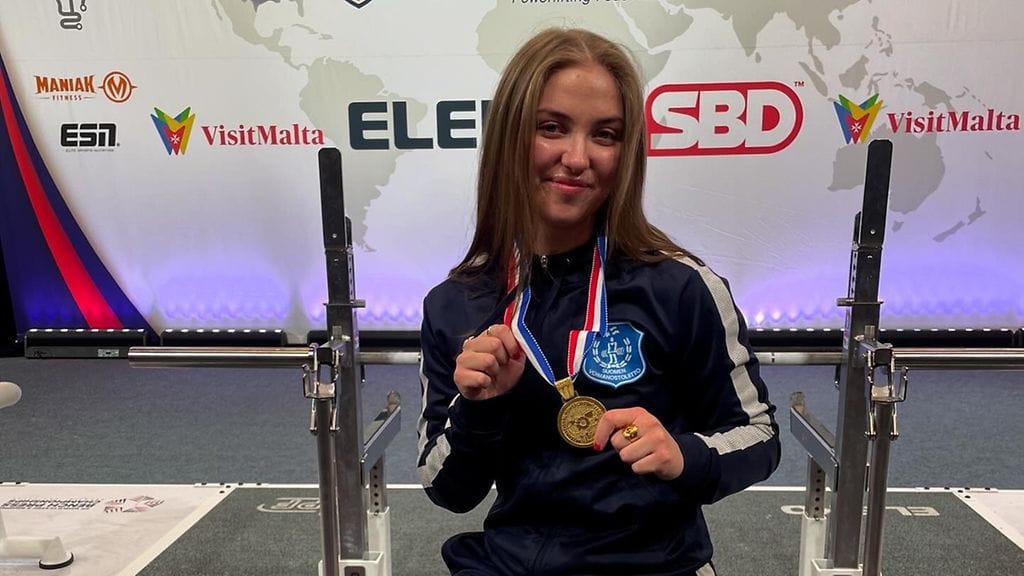 Ninni Kopola saavutti varustepenkkipunnerruksessa nuorten MM-kullan Suomen ennätyksellä.