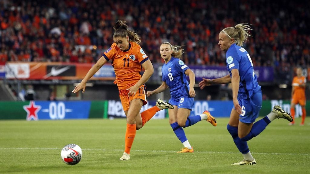 Olga Ahtinen ja Emma Koivisto yrittivät tavoittaa perjantaina Hollannin Lieke Martensia.