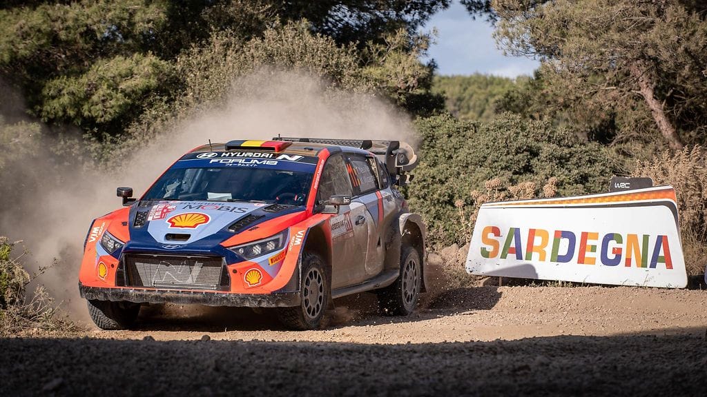 Massiivinen käänne rallin maailmanmestaruustaisteluun – Thierry Neuville ajoi ulos: "Siellä lepää kaukana puskassa!"