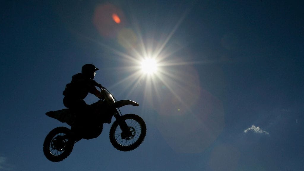 Lahjakas moottoripyöräilijä on poissa. Kuvituskuva.