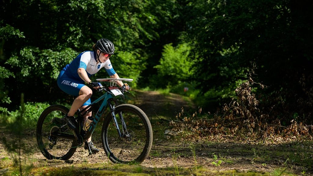 Ruska Saarela polki naisten keskimatkan voittoon pyöräsuunnistuksen EM-kisoissa.