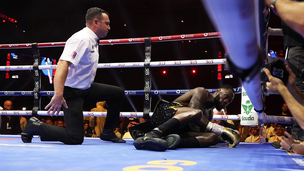 Deontay Wilder lyötiin lattiaan 5. erässä.