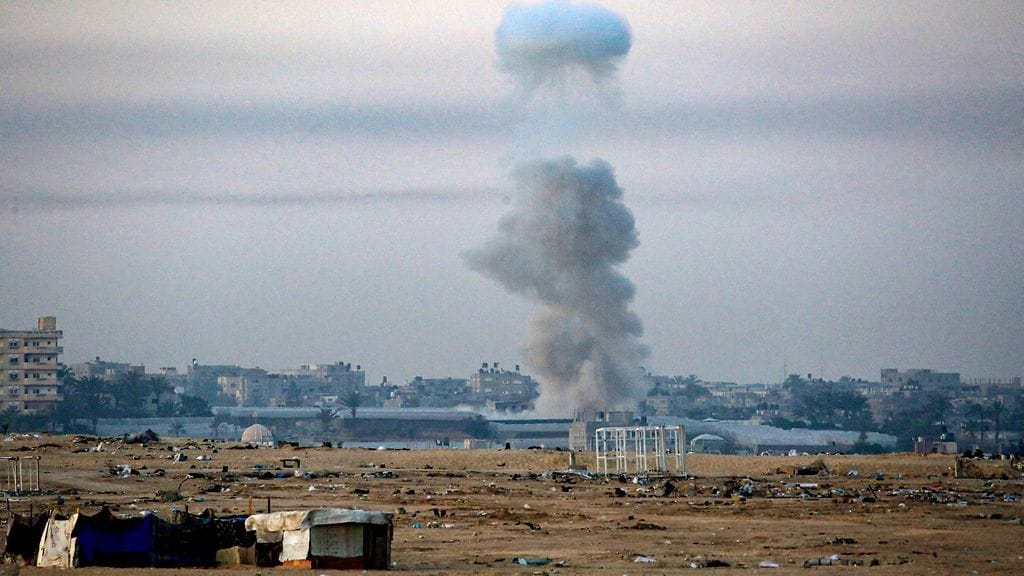 Kuvituskuva. Savua nousee ilmaan Israelin pommitusten jälkeen Rafahissa Gazan eteläosassa 31. toukokuuta 2024.