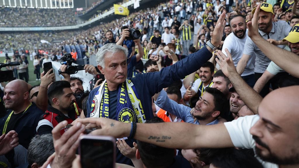 Fenerbahcen kannattajat ottivat José Mourinhon haltioituneesti vastaan Súkrú Saracoglu -stadionilla.