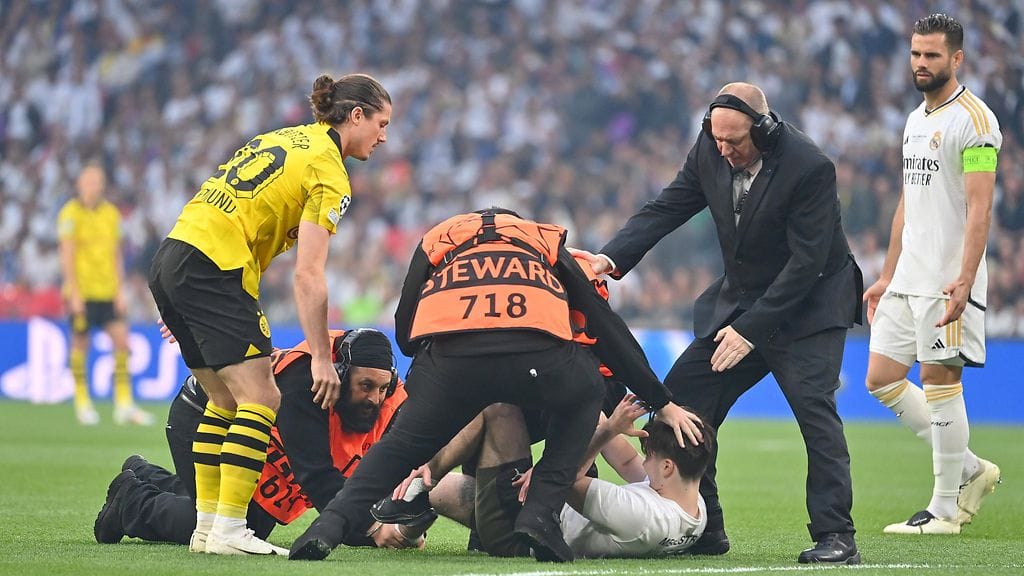 Kentälle rynnänneitä katsojia otettiin kiinni jalkapallon Mestarien liigan loppuottelussa lauantaina.