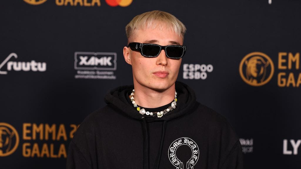Isac Elliot yllätti seinäjokelaisia ylioppilaita.