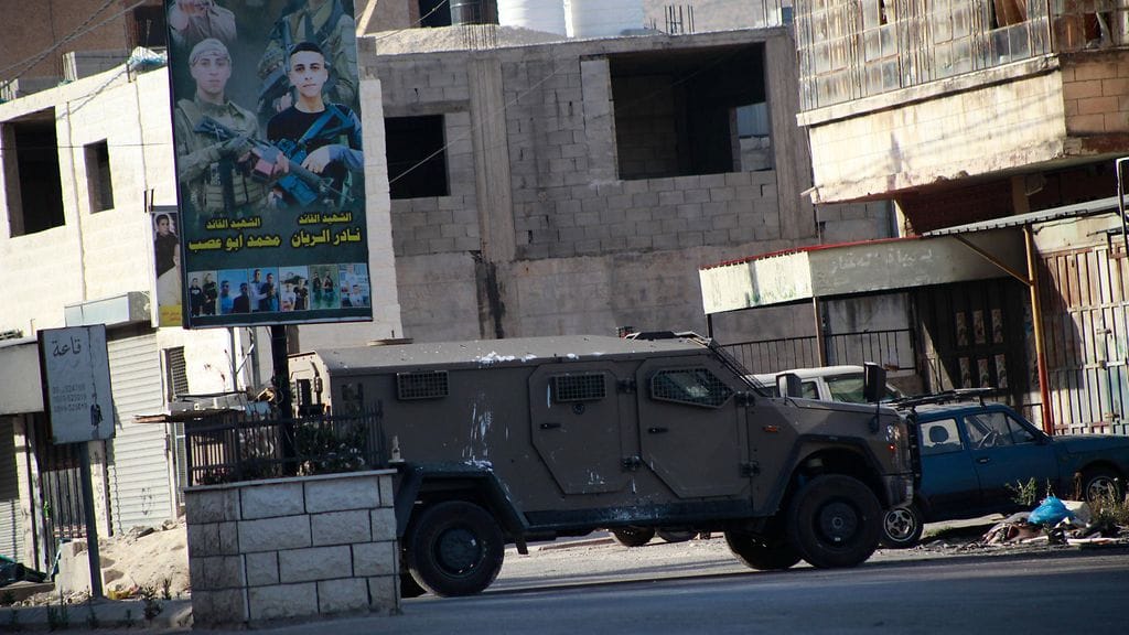 Israelin armeijan joukot ympäröivät rakennusta Balatan pakolaisleirillä lähellä Nablusin kaupunkia Länsirannalla 03. kesäkuuta 2024.