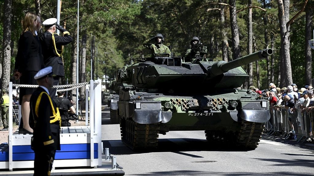 Paraatin otti vastaan Merivoimien komentaja, kontra-amiraali Tuomas Tiilikainen.