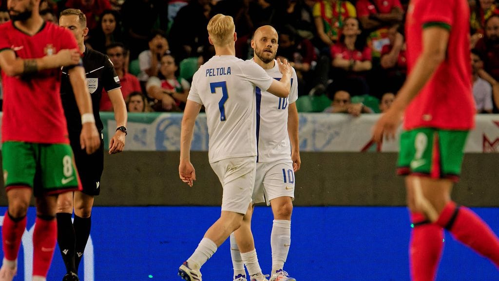 Teemu Pukki laukoi Suomen ainoat kaksi kutia ja kumpikin painui Portugalin maaliin.