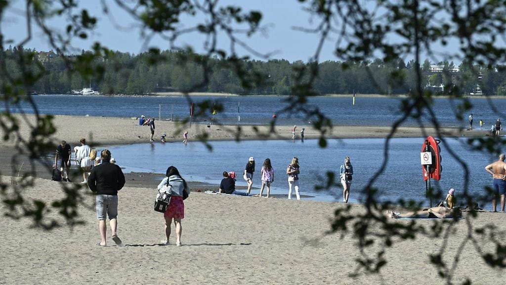 Pelastuslaitos muistuttaa, että isot ilmatäytteisen uimalelut ovat erittäin herkkiä lähtemään tuulen mukaan. Kuvituskuva.