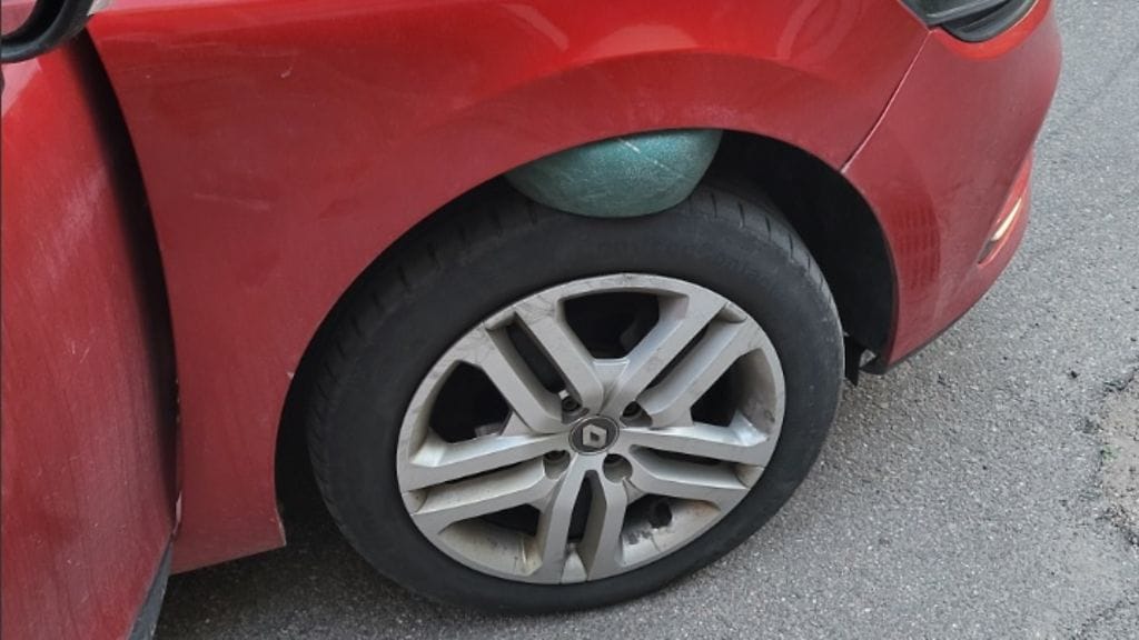 Johanna peruutti koripallon päälle niin, että se jäi jumiin auton renkaan ja lokasuojan väliin.