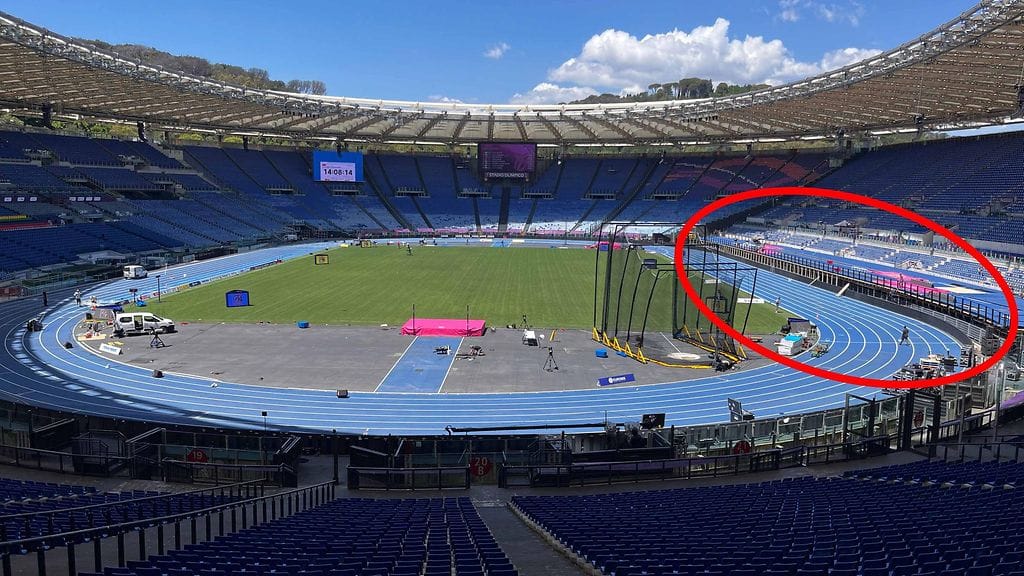 Hyppypaikat sijaitsevat Stadio Olimpicolla yleisurheilun EM-kisoissa juoksuradan sivussa.