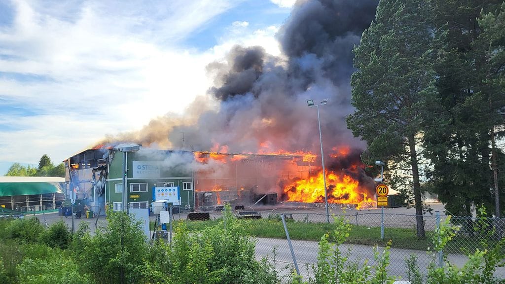 Oulussa palaa teollisuurakennus