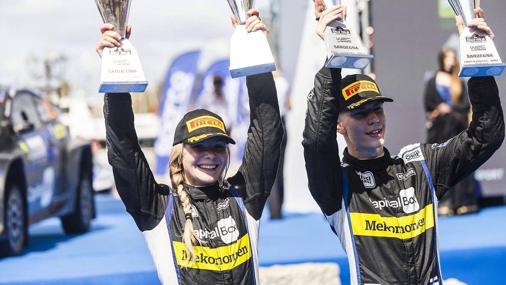 Sami Pajari (oik.) ja Enni Mälkönen juhlivat WRC2-voittoa Sardiniassa.