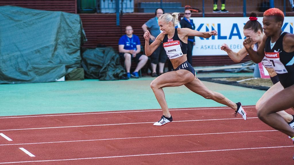 Annimari Korte venytti Suomen ennätykseen 12,72 Joensuussa heinäkuussa 2019. Sittemmin Reetta Hurske (kesk.) on pinkonut kovempaa.
