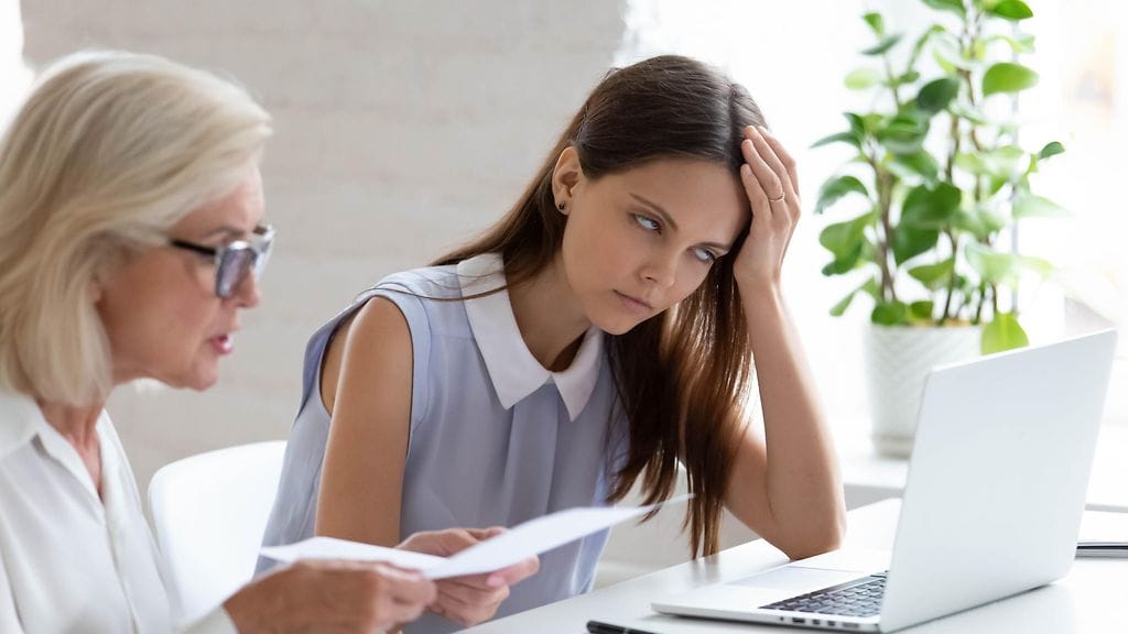 kollegaa turhauttaa vanhemman työntekijän tekemiset töissä