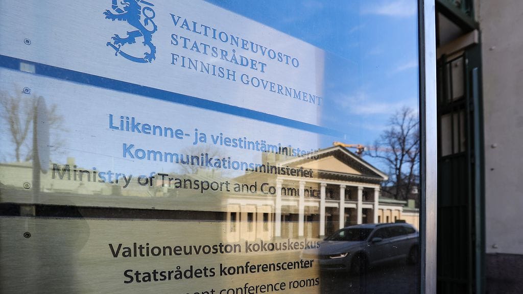 Ministeriön mukaan selvityksessä tulisi tarkastella myös muun muassa reittivaihtoehtoja.