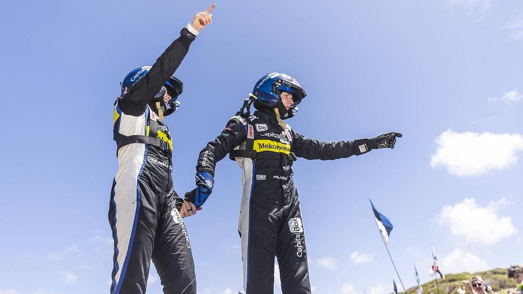 Sami Pajari (oik.) ja Enni Mälkönen juhlivat Sardiniassa.