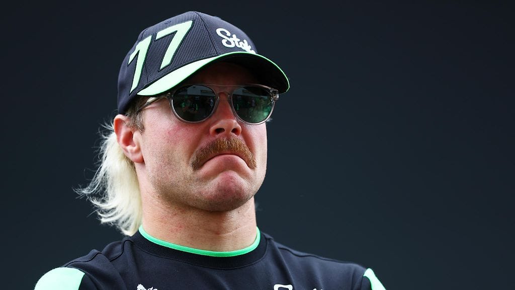 Valtteri Bottas pääsi Montrealin F1-osakilpailun alla jäälle NHL-pelaajien kanssa.