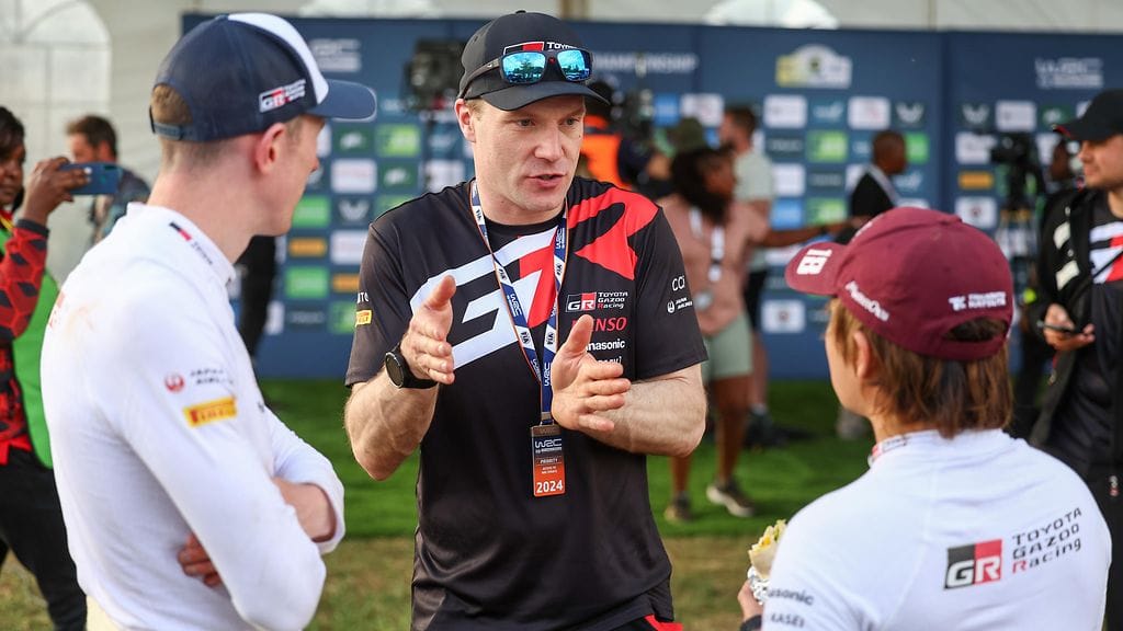 Jari-Matti Latvala neuvonpidossa Elfyn Evansin (vas.) ja Takamoto Katsutan (oik.) kanssa.