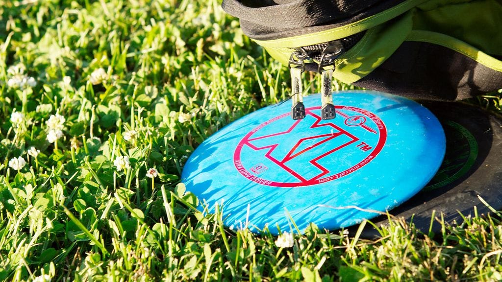 Virkamiehen saamat kakkoslaatuiset frisbeegolf-kiekot eivät olleet lahjus, hovioikeus linjasi. Kuvituskuva.