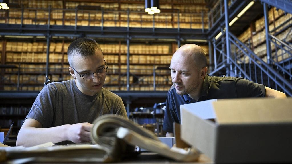 Kansallisarkiston Suomalaiset Venäjällä 1917-1964 -tutkimushankkeen tutkija Anton Eteläaho ja hankepäällikkö Aleksi Mainio.
