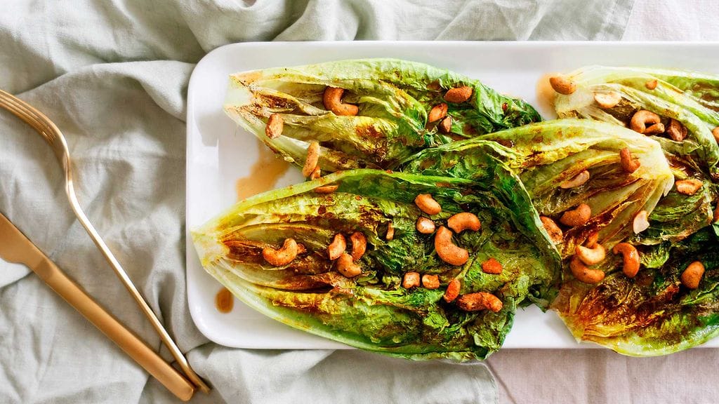 Romainesalaatti käy kesän ruokapöytään. Se sopii monipuolisesti grilliin sekä erilaisiin salaattisekoituksiin.