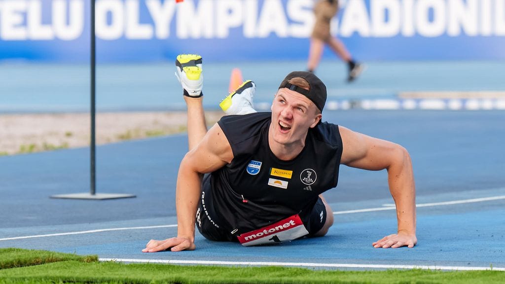 Oliver Helander on vahvasti mukana keihäänheiton mitalikamppailussa.