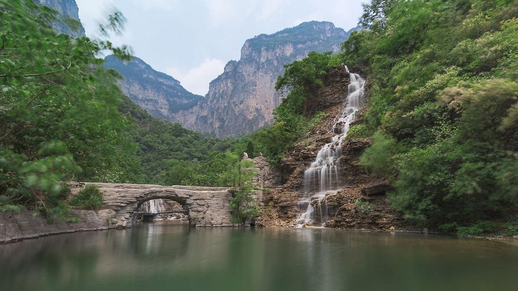 Kiinalainen vesiputous joutui kohun keskelle.