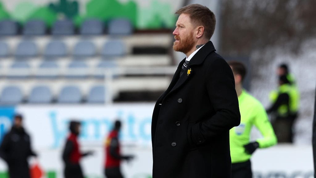 FC Hakan päävalmentaja Andrew Smithin (kuvassa) toiminta suututti IFK Mariehamn -luotsi Bruno Romaon.