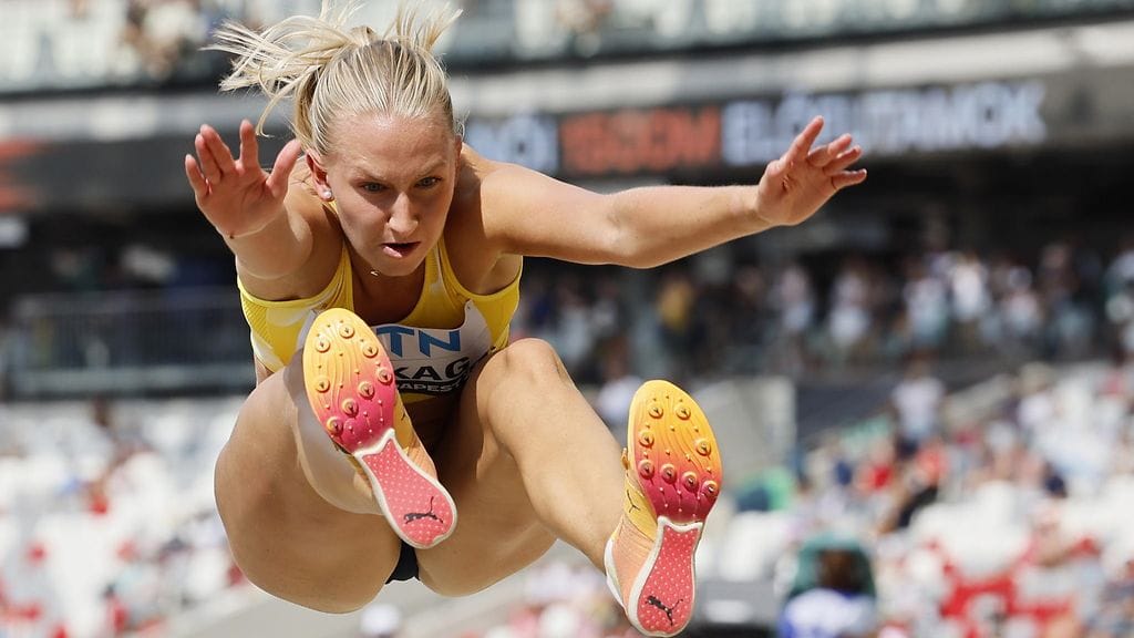 Ruotsin Maja Åskag oli kolmiloikan karsinnassa 15:s hypäten 13,74.