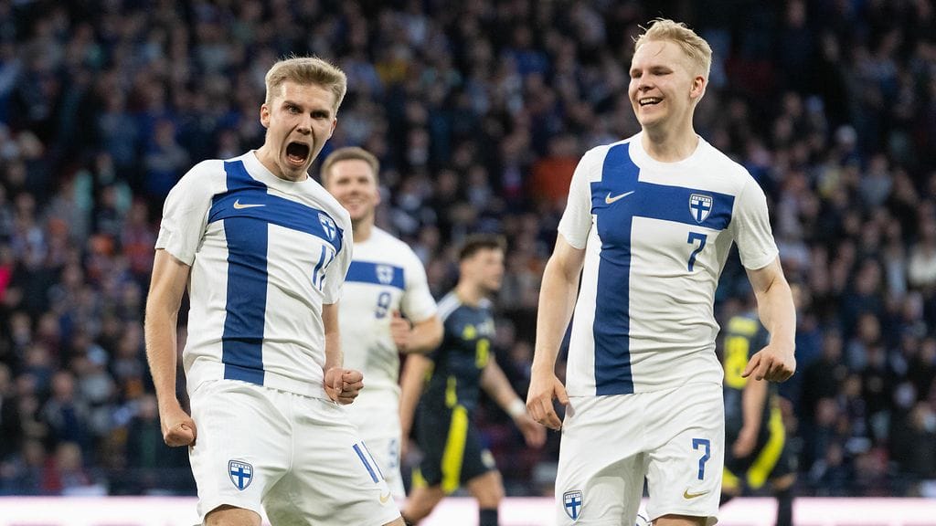 Oliver Antman juhli antaumuksella iskemäänsä Suomen 2–2-tasoitusmaalia Skotlantia vastaan.