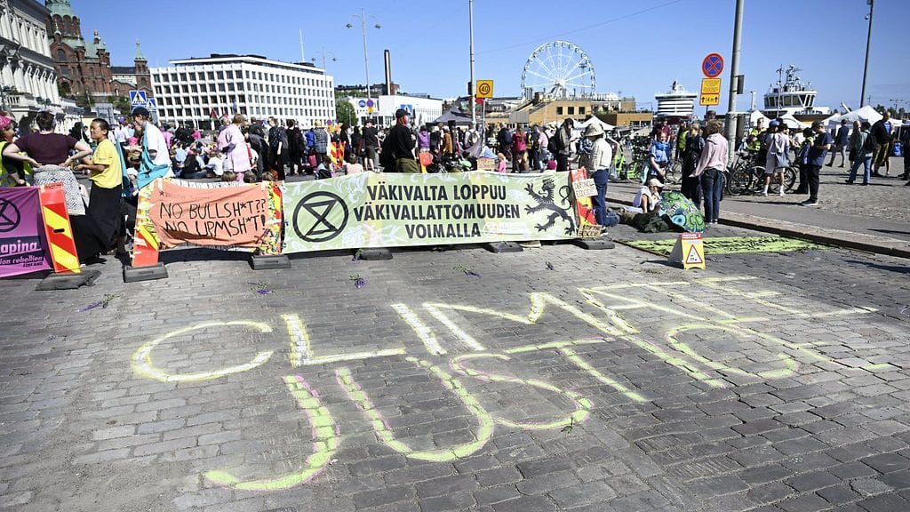 Osallistujia Elokapinan Myrskyvaroitus-mielenosoituksessa kauppatorilla Helsingissä 7. kesäkuuta 2024.