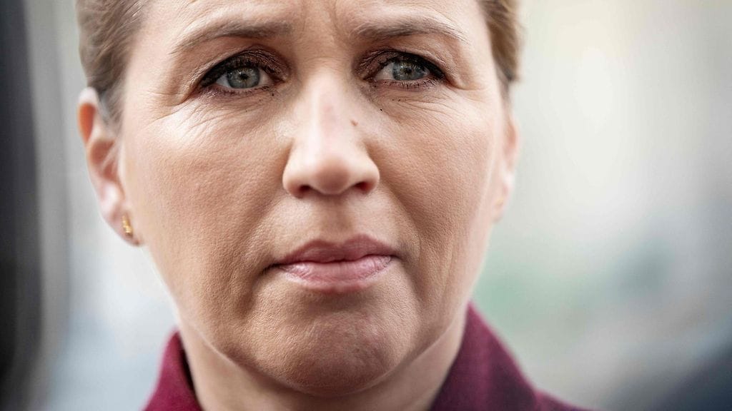 Tanskan pääministeri Mette Frederiksen puhui tiedotusvälineille saapuessaan kansainvälisen siirtolaiskonferenssin avajaisiin Kööpenhaminassa 6. toukokuuta.