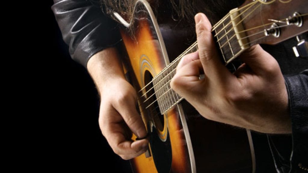 Kari Kuuva kertoo, että iskelmiä tehdään aika usein pilke silmäkulmassa. Kuvituskuva.