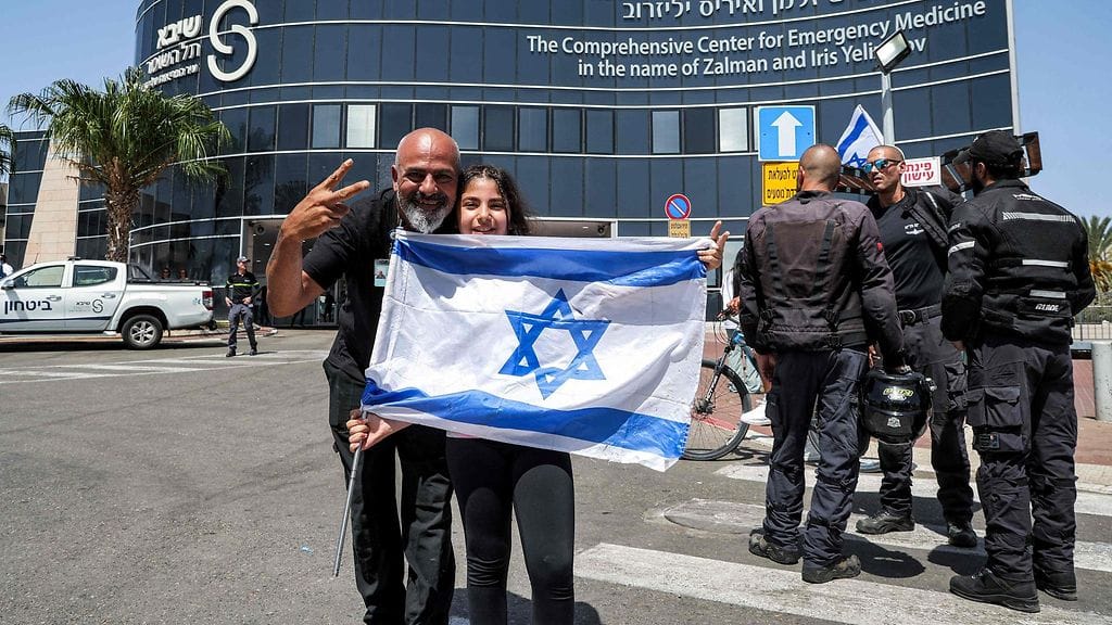 Israelin armeijan vapauttamien panttivankien sukulaisia.