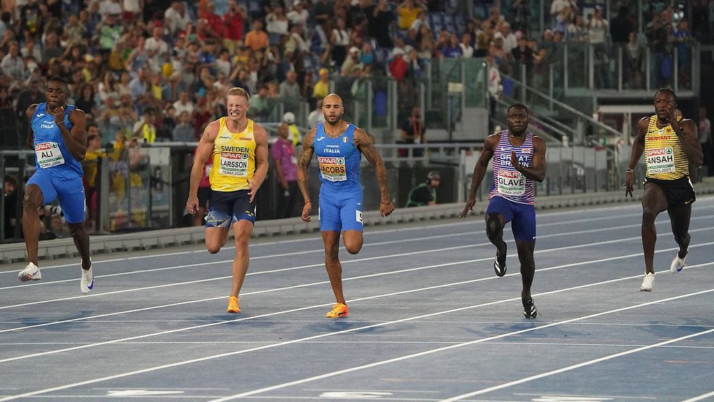 Vasemmalla toiseksi juossut Chituru Ali, sitten Henrik Larsson ja keskellä voittaja Lamont Marcel Jacobs.