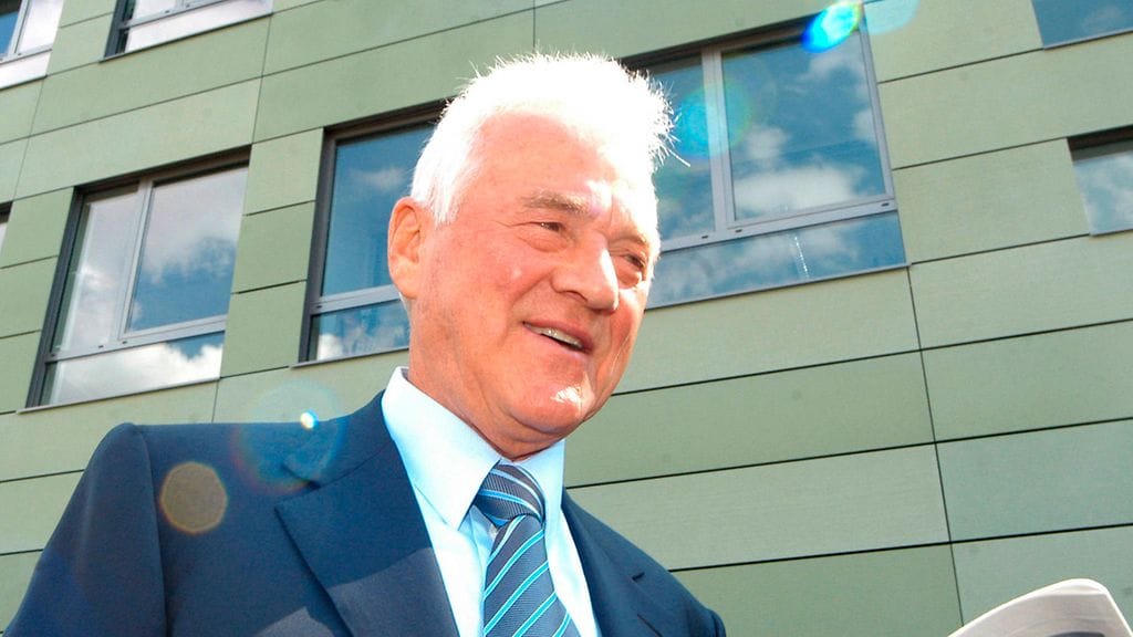 Poliisin mukaan perjantaina pidätettyä Frank Stronachia syytetään viidestä rikoksesta.