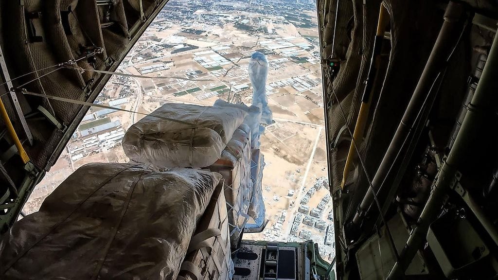 Humanitaarista apua pudotetaan sotilaslentokoneesta Gazaan 30. toukokuuta.
